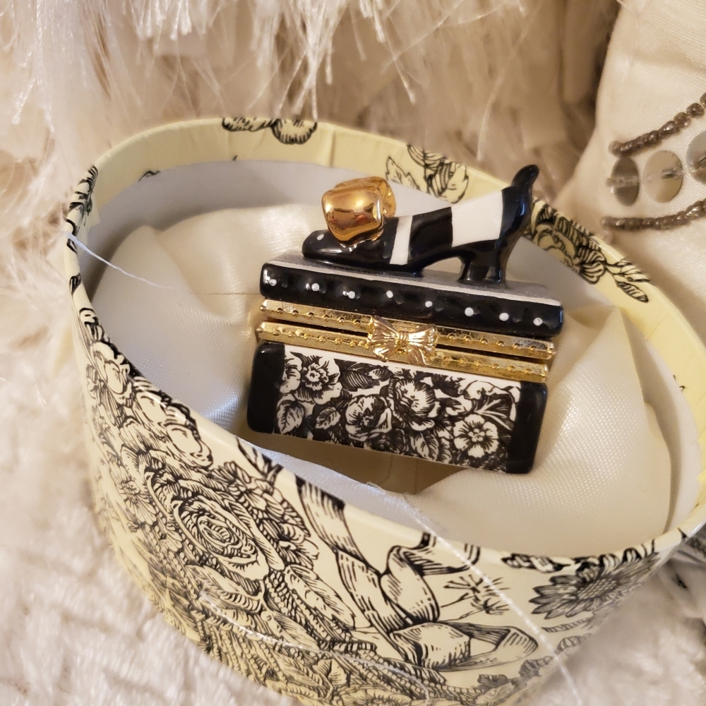 Trinket high heel shoes on beautiful little box - Picture 6 of 8